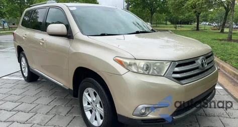 2011 Toyota Highlander Base z USA, uszkodzony, nr VIN 5TDZK3EH6BS044070